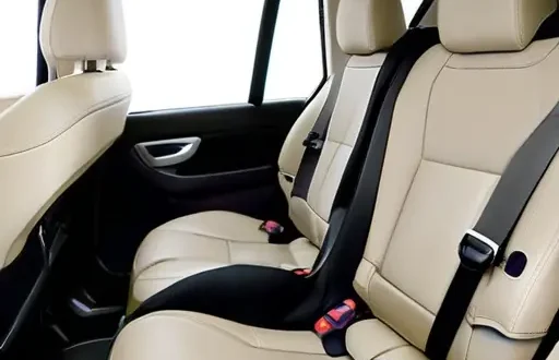 Детское кресло по возрасту, демонстрация фиксации ISOFIX и Top Tether на заднем сиденье автомобиля